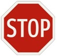 Vodič v kruhovom objazde, ktorý je označený dopravnou značkou „Kruhový objazd“ spolu s dopravnou značkou „Daj prednosť v jazde!“ alebo „Stoj, daj prednosť v jazde!“,
