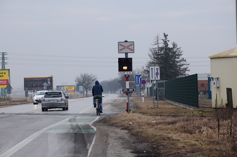 Ak na priecestnom zabezpečovacom zariadení svieti prerušované biele svetlo, vo vzdialenosti 50 m pred železničným priecestím a pri jeho prechádzaní vodič je povinný jazdiť rýchlosťou najviac